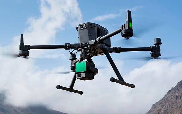 Drone DJI Matrice 350 RTK equipado com sensor LiDAR em voo
