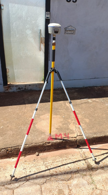 Receptor GNSS RTK CHC i50 instalado em tripé para levantamento de campo