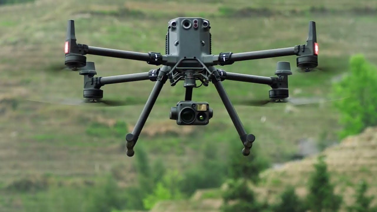 Drone DJI Matrice 350 RTK equipado com sensor LiDAR em voo