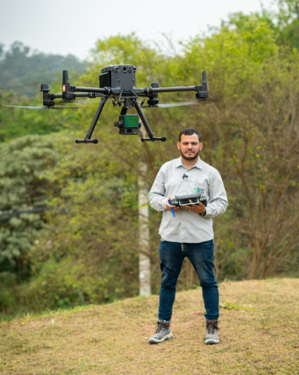 Piloto operando drone DJI Matrice 350 RTK com sensor LiDAR em campo